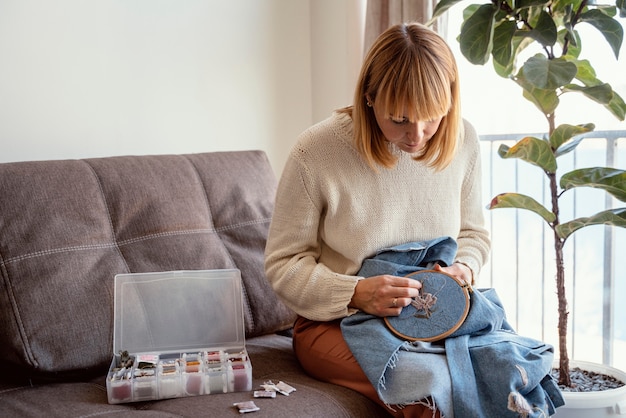 Kobieta haftująca w pracowni